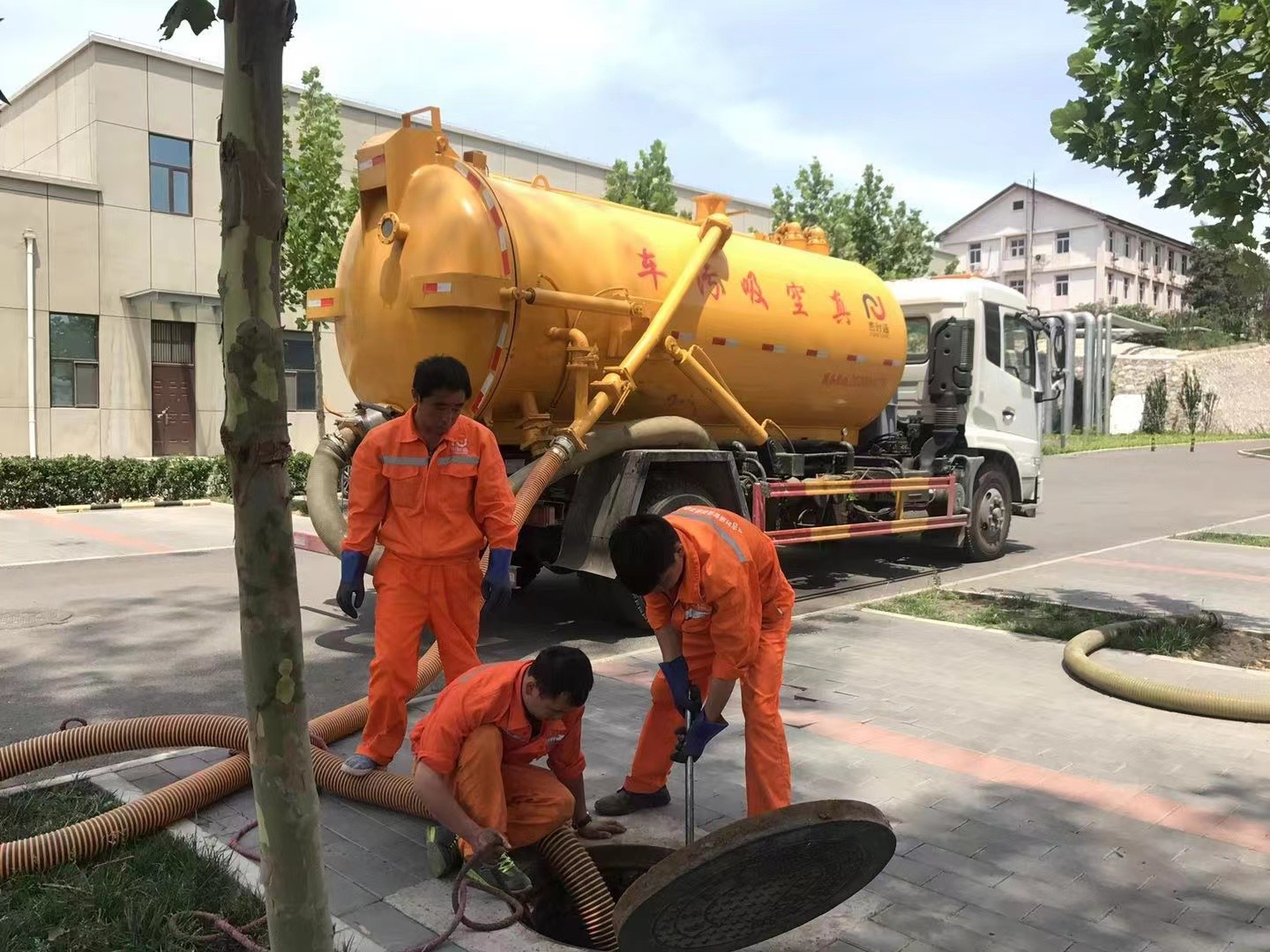 新田化粪池清理与5-8吨吸粪车施工效率分析